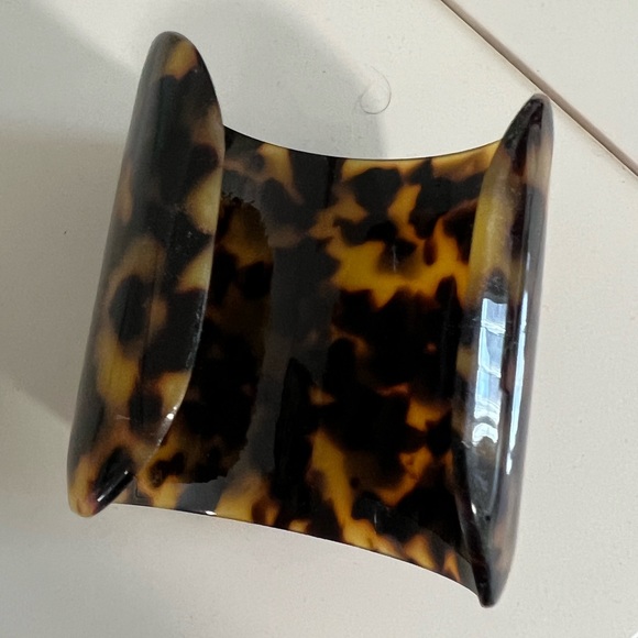 Tory Burch Tortoise acrylic cuff. Pre-owned but in very good condition. - Picture 2 of 4
